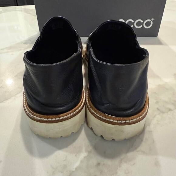 Ecco Incise Tailored Leather SlipOn Loafer Womens Size 8 Black Minimalist Preppy - Picture 6 of 9